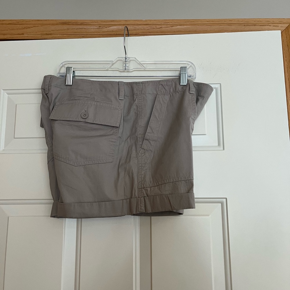 New women’s Loft Outlet tan cotton cuffed cargo shorts. Everyday casual. Size 12 - Picture 4 of 13